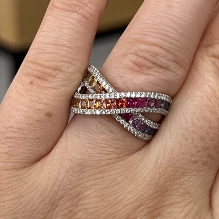 Bague Rainbow en or blanc, saphirs multicolores de 2,20 carats et diamants