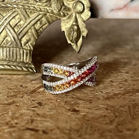 Bague Rainbow en or blanc, saphirs multicolores de 2,20 carats et diamants