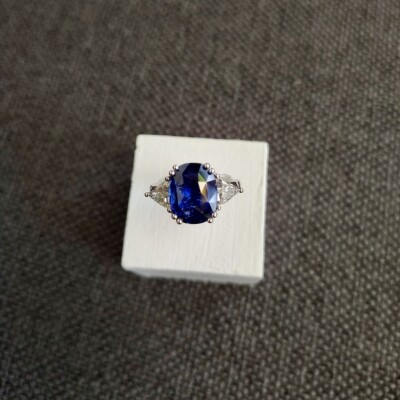 Bague en or blanc, saphir de 5,37 carats et diamants