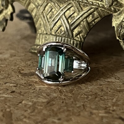 Bague en or blanc, tourmaline vert émeraude de 5,46 carats et tourmalines