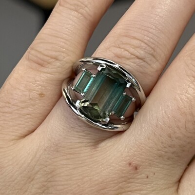 Bague en or blanc, tourmaline vert émeraude de 5,46 carats et tourmalines