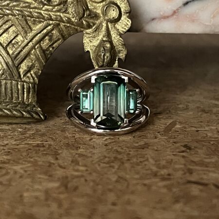 Bague en or blanc, tourmaline vert émeraude de 5,46 carats et tourmalines