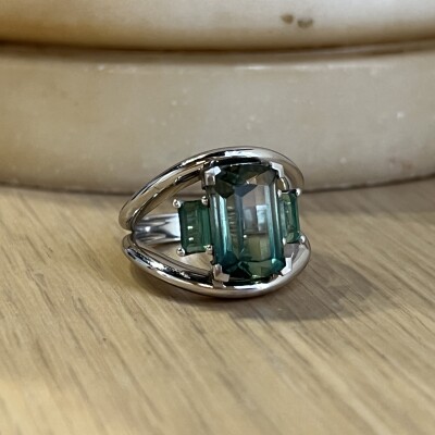 Bague en or blanc, tourmaline vert émeraude de 5,46 carats et tourmalines