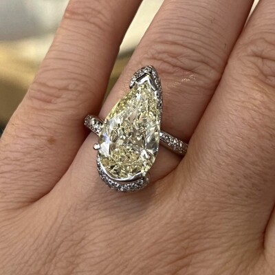 Bague en or blanc, diamant jaune de taille poire de 7,20 carats et diamants