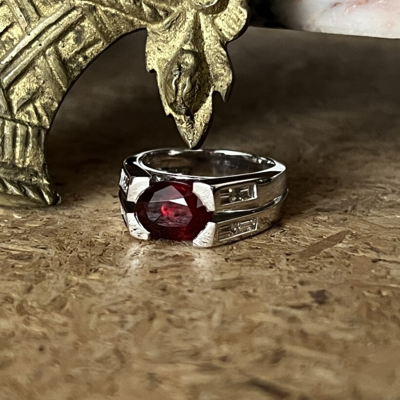 Bague en or blanc, rubis du Mozambique « Sang de pigeon » de 3,01 carats et diamants de taille baguette