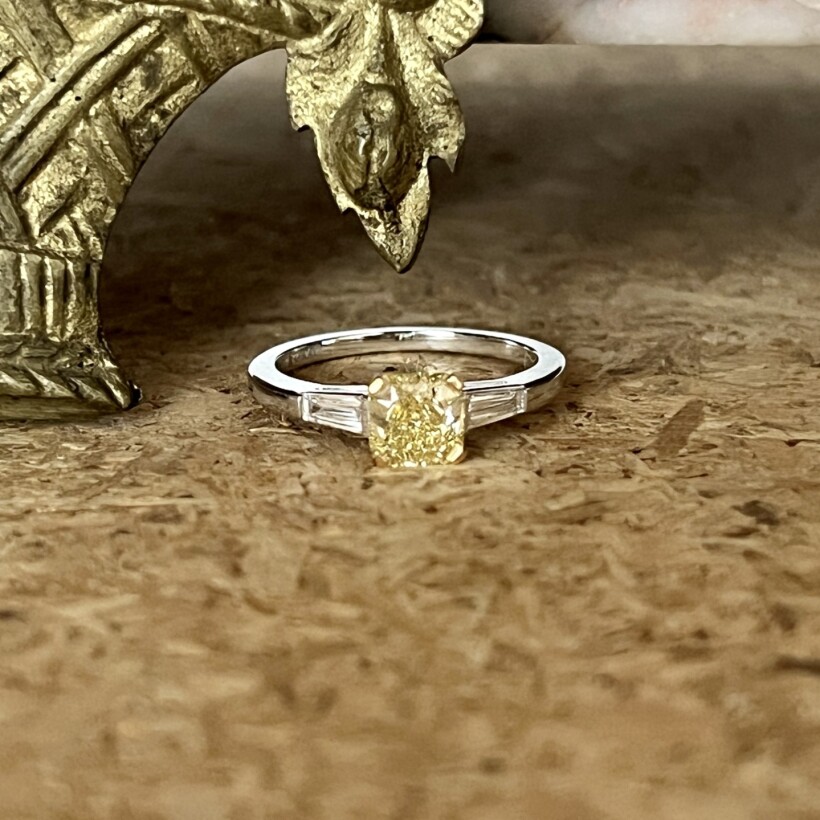 Bague en or blanc, diamant fancy intense yellow de 1,09 carat et diamants de taille tapers
