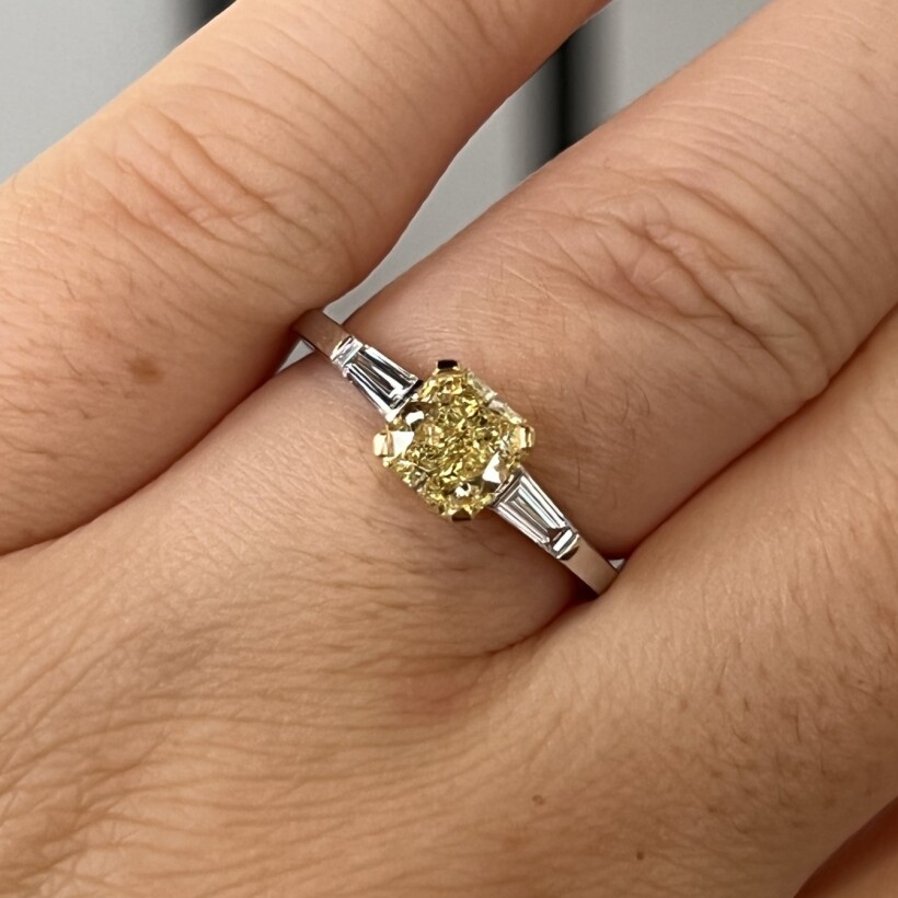 Bague en or blanc, diamant fancy intense yellow de 1,09 carat et diamants de taille tapers
