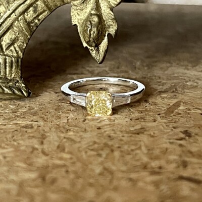 Bague en or blanc, diamant fancy intense yellow de 1,09 carat et diamants de taille tapers