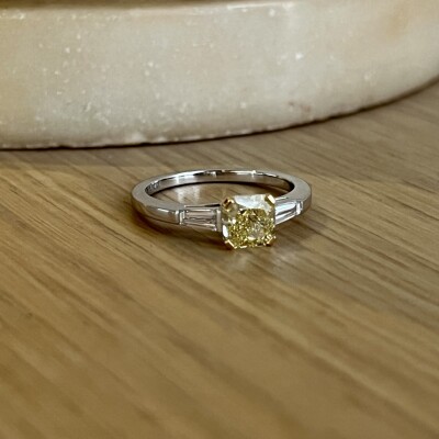 Bague en or blanc, diamant fancy intense yellow de 1,09 carat et diamants de taille tapers