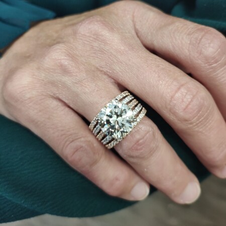 Bague en or blanc, or rose, diamant central de taille moderne de 6,20 carats et sertie de 98 diamants pour 1,83 carat