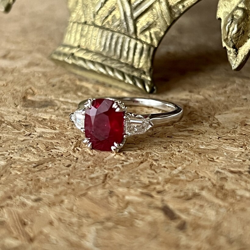 Bague en or blanc, rubis Birman de 2,34 carats et diamants de taille tricorne de 0,50 carat