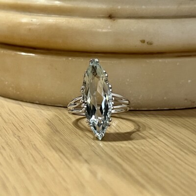 Bague en or blanc et aigue-marine de taille marquise