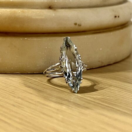 Bague en or blanc et aigue-marine de taille marquise