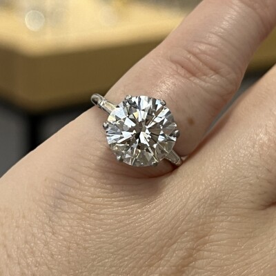 Solitaire en or blanc, diamant central de 4,90 carats blanc nuancé I P1 et diamants de taille baguette