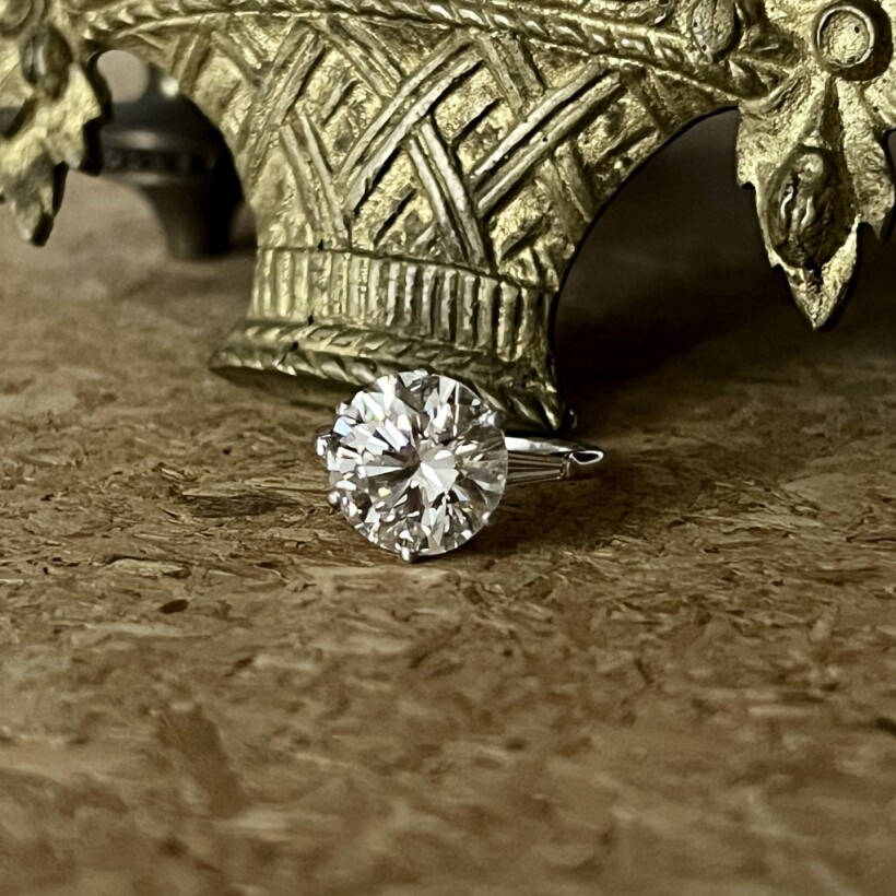 Solitaire en or blanc, diamant central de 4,90 carats blanc nuancé I P1 et diamants de taille baguette