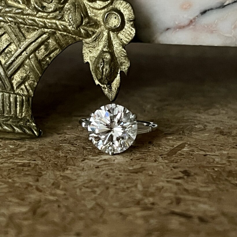 Solitaire en or blanc, diamant central de 4,90 carats blanc nuancé I P1 et diamants de taille baguette