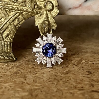 Bague en or blanc, tanzanite de 1,53 carat, diamants de taille tapers et diamants