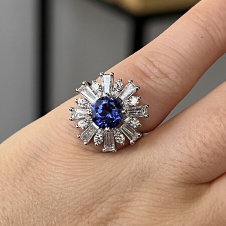 Bague en or blanc, tanzanite de 1,53 carat, diamants de taille tapers et diamants