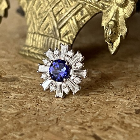 Bague en or blanc, tanzanite de 1,53 carat, diamants de taille tapers et diamants