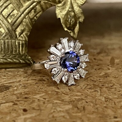 Bague en or blanc, tanzanite de 1,53 carat, diamants de taille tapers et diamants