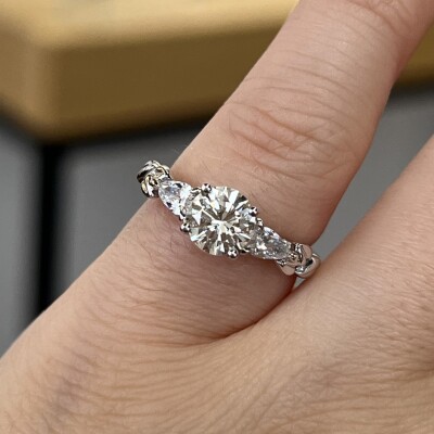 Bague en or blanc, diamant central de 0,95 carat et saphir blanc de taille poire