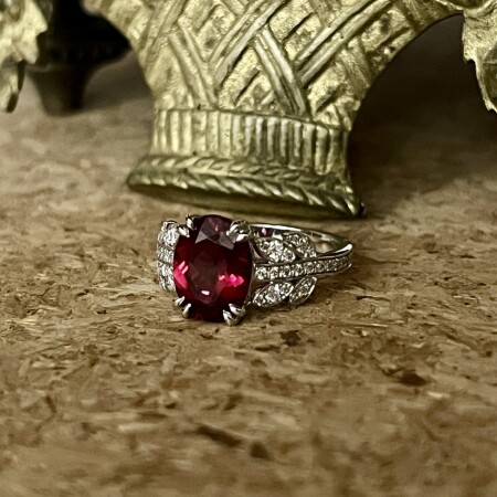 Bague en or blanc, rubellite de 2,12 carats et diamants