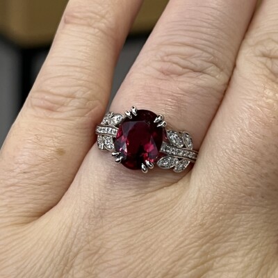 Bague en or blanc, rubellite de 2,12 carats et diamants