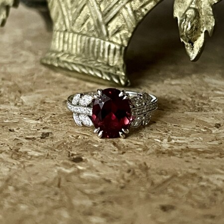 Bague en or blanc, rubellite de 2,12 carats et diamants