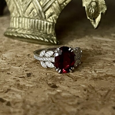 Bague en or blanc, rubellite de 2,12 carats et diamants