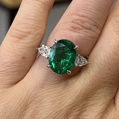 Bague en or blanc, émeraude de Zambie de taille ovale de 4,68 carats et diamants de taille poire