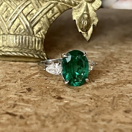 Bague en or blanc, émeraude de Zambie de taille ovale de 4,68 carats et diamants de taille poire