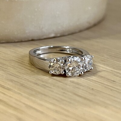 Bague Trilogie en or blanc, diamant central de 1,02 carat blanc exceptionnel E VVS2 et diamants