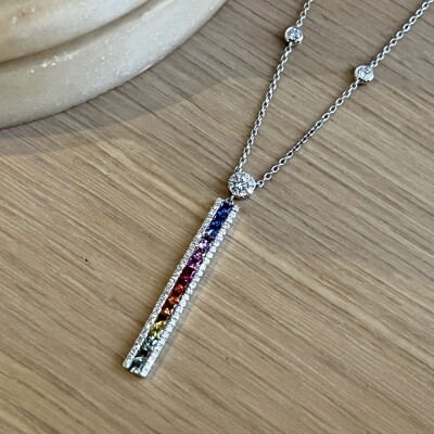 Collier Rainbow en or blanc, saphirs multicolores de 1,15 carat et diamants