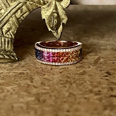 Bague Rainbow en or rose, saphirs multicolores de 2,10 carats et diamants