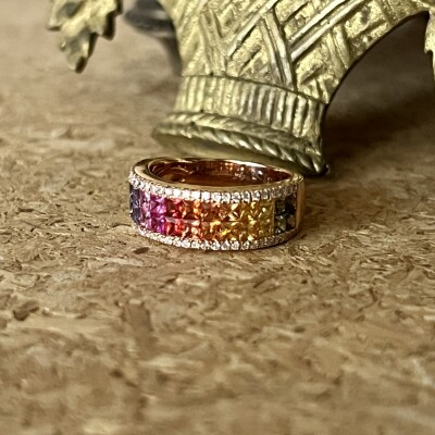 Bague Rainbow en or rose, saphirs multicolores de 2,10 carats et diamants