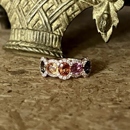 Bague Rainbow en or rose, saphirs multicolores de 2,30 carats et diamants