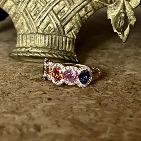 Bague Rainbow en or rose, saphirs multicolores de 2,30 carats et diamants