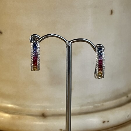 Boucles d’oreilles Rainbow en or blanc, saphirs multicolores et diamants