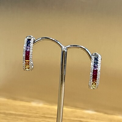 Boucles d’oreilles Rainbow en or blanc, saphirs multicolores et diamants