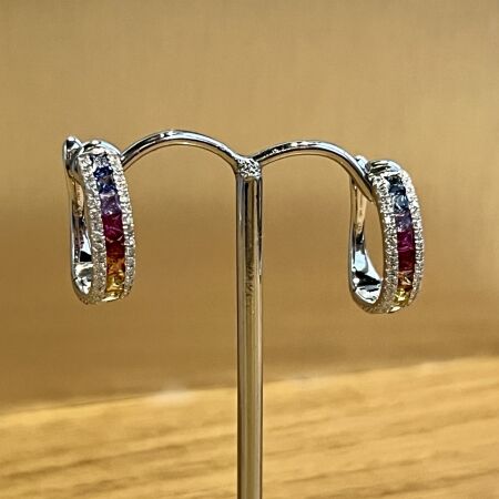 Boucles d’oreilles Rainbow en or blanc, saphirs multicolores et diamants