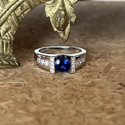 Bague Victoire en or blanc, saphir de 0,88 carat et diamants