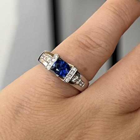 Bague Victoire en or blanc, saphir de 0,88 carat et diamants