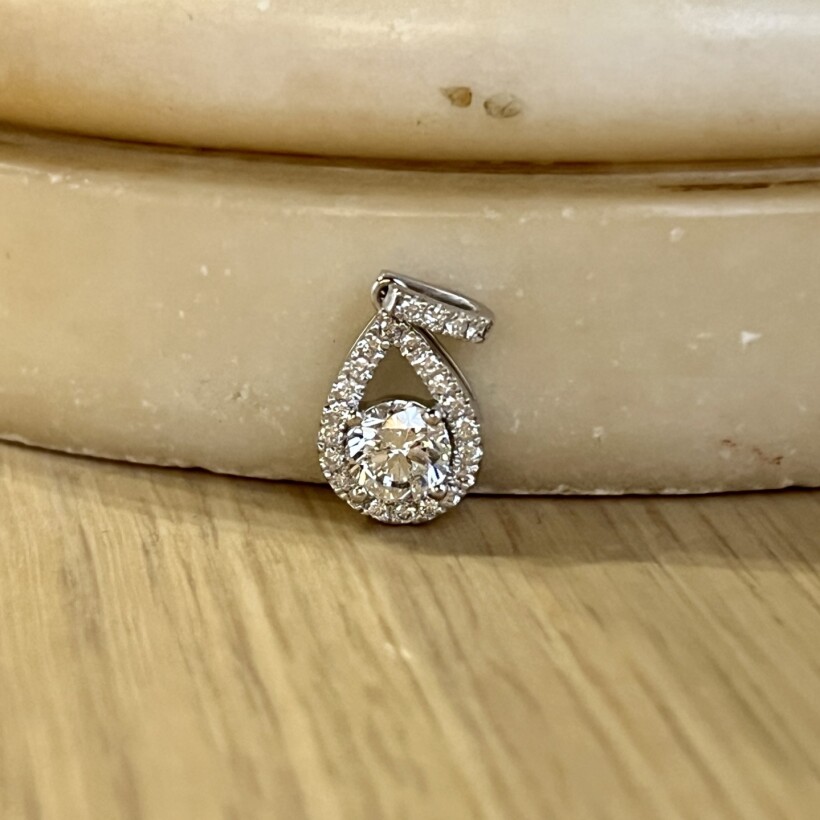 Pendentif en or blanc, diamant de 1 carat extra blanc G VVS2 et diamants