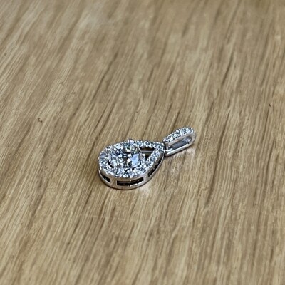 Pendentif en or blanc, diamant de 1 carat extra blanc G VVS2 et diamants