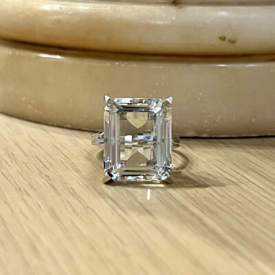 Bague en or blanc et aigue marine de taille émeraude de 12 carats