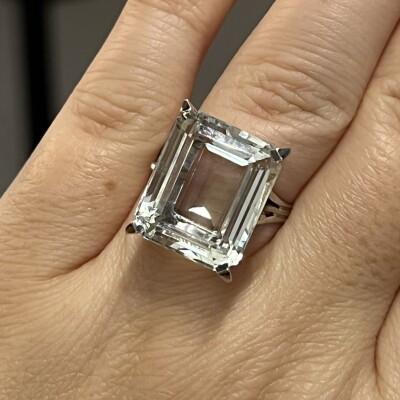 Bague en or blanc et aigue marine de taille émeraude de 12 carats