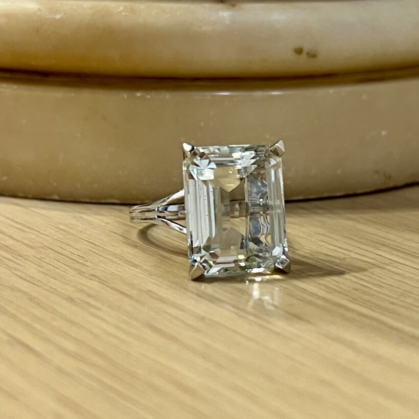 Bague en or blanc et aigue marine de taille émeraude de 12 carats