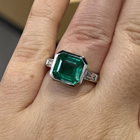 Bague en or blanc, émeraude de taille émeraude de 3,78 carats et diamants de taille baguette