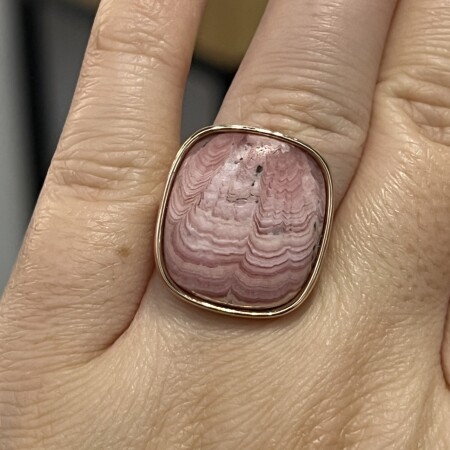 Bague en or rose sertie d’une rhodochrosite