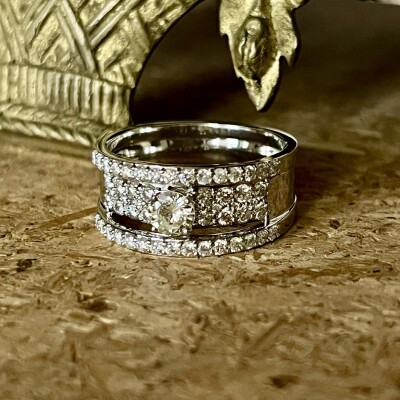 Bague en or blanc, diamant central de 0,50 carat et diamants